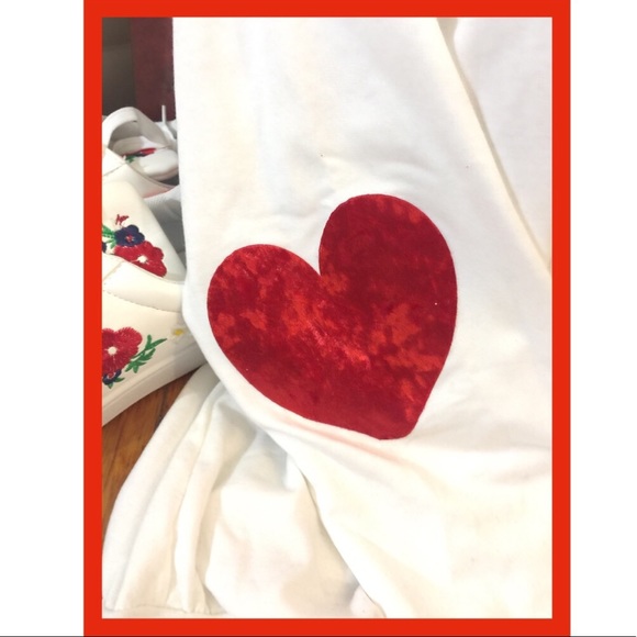 ‼️LAST 1 ‼️WHITE SWEATSHIRT W/RED HEART ELBOW❤️ - Picture 6 of 7